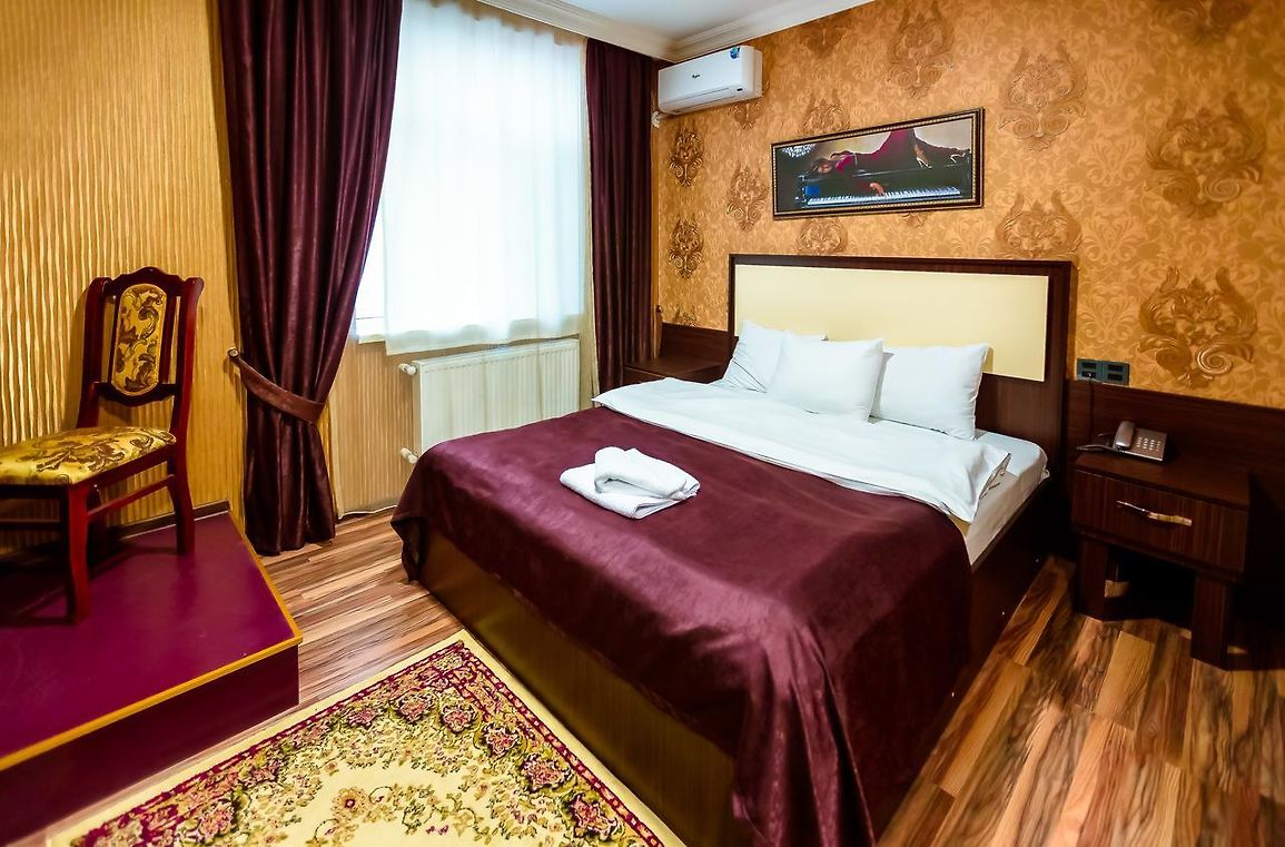 Hotel baku. AUROOM Hotel 3 Азербайджан Баку. Баку гостиница Кристалл. Баку забронировать отель. Номера в гостинице Низами Баку.